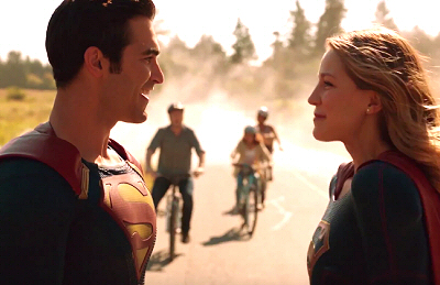 supergirl-201-adventures-of-supergirl-team-up-trailer