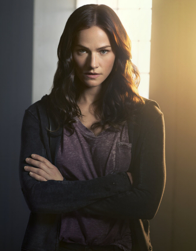 syfy-van-helsing-kelly-overton-1